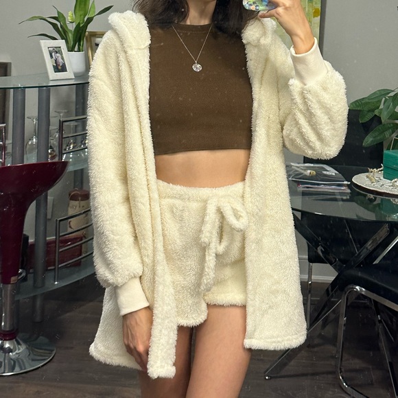 [SOLD] White Fluffy soft cloud robe and shorts for lounging - Picture 2 of 6